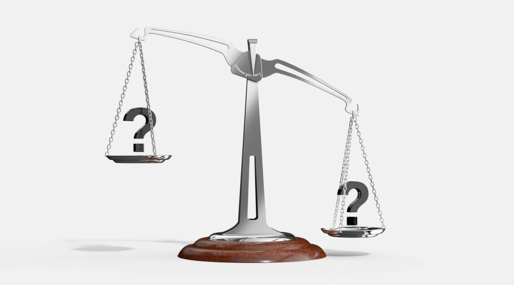 Scale with question marks illustrating how to compare recruitment agency cooperation models before choosing a payment option.
